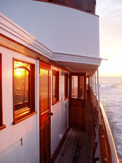 NY Motor yacht Mariner III walkway